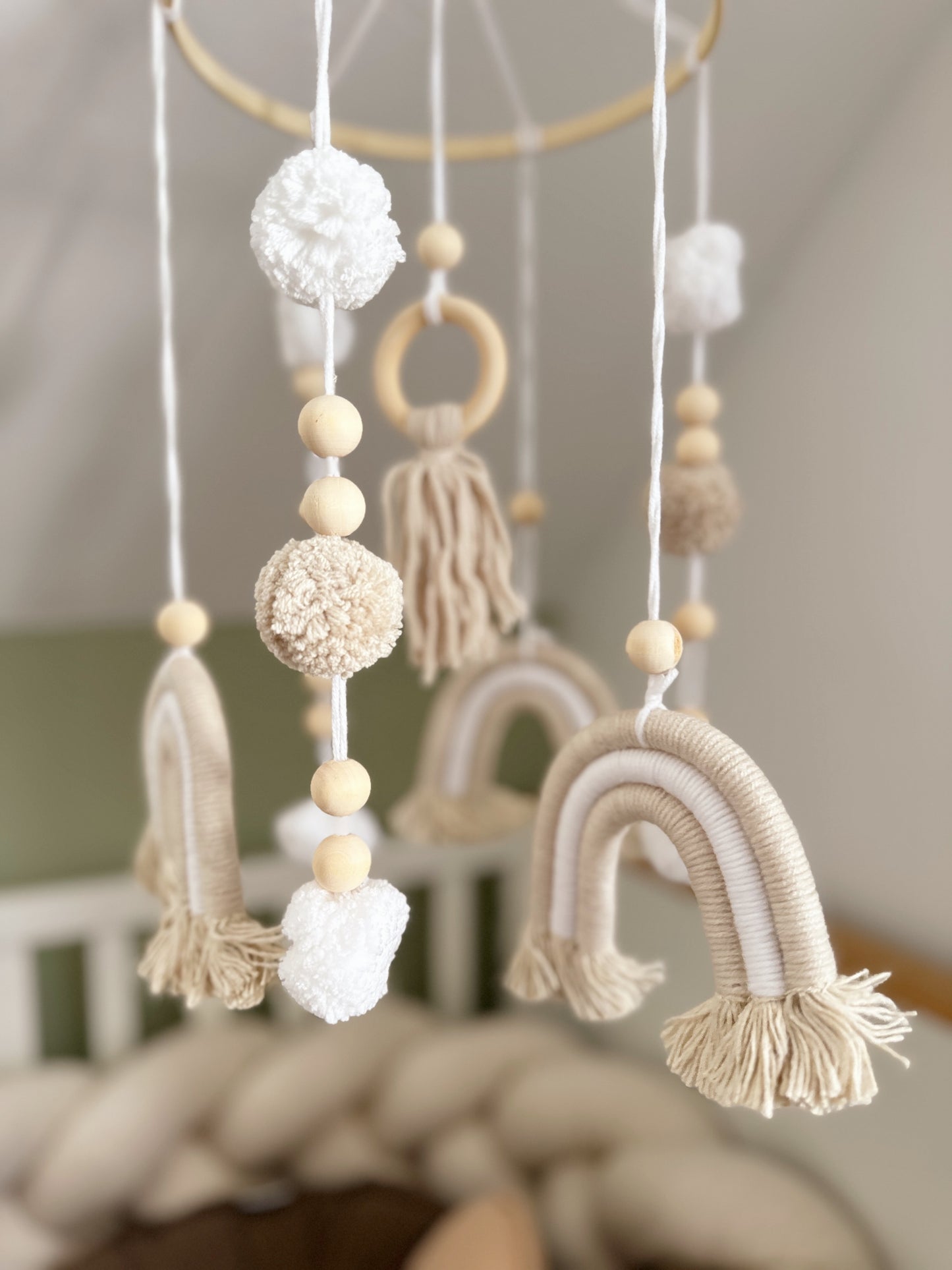 Babymobile mit Regenborgen in Bohoo style