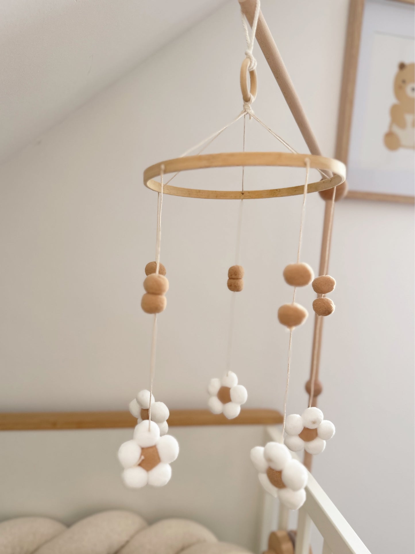 Babymobile mit Blumen in braun weiß Naturtönen
