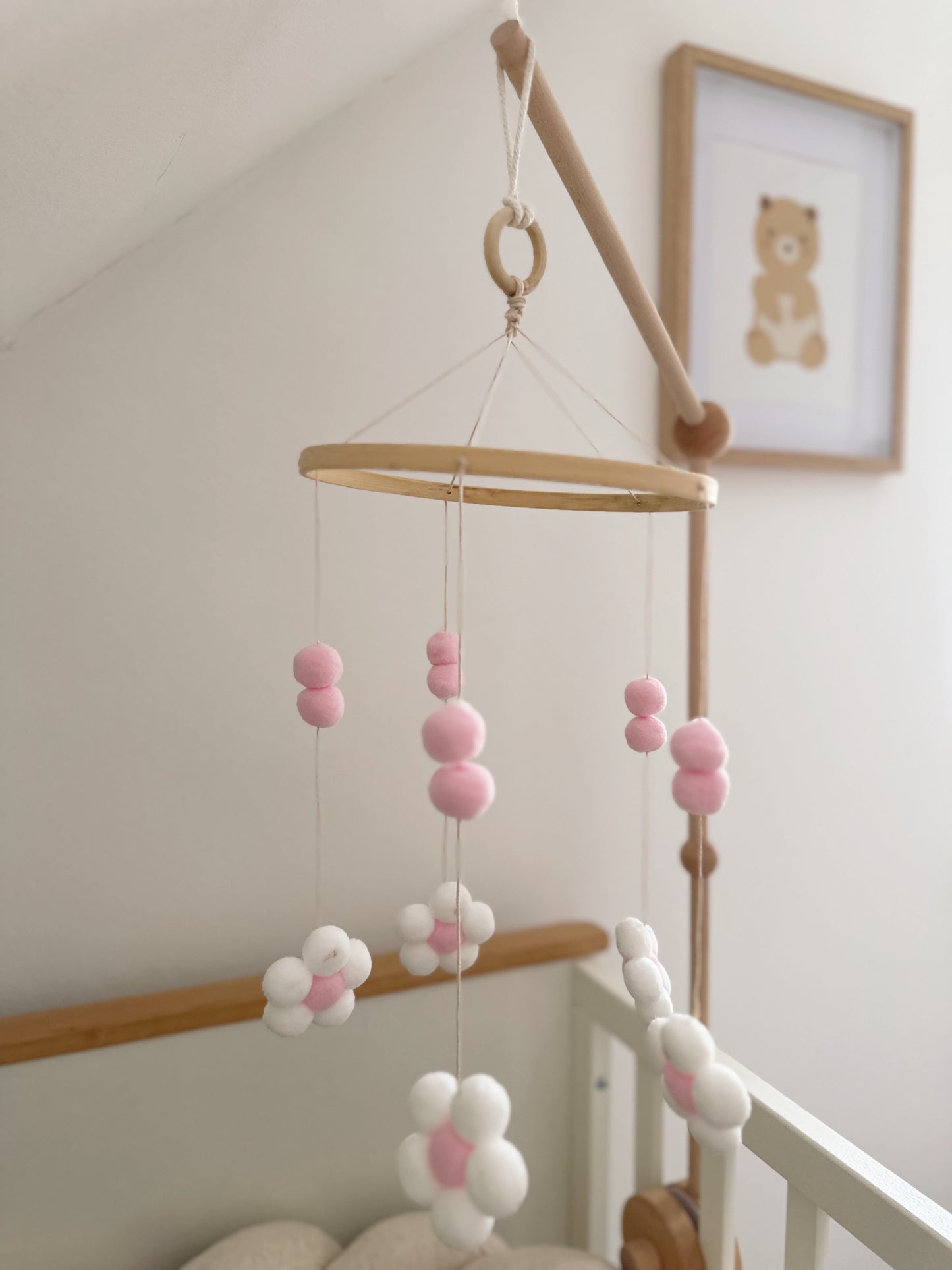 Babymobile mit Blumen in rosa weiß