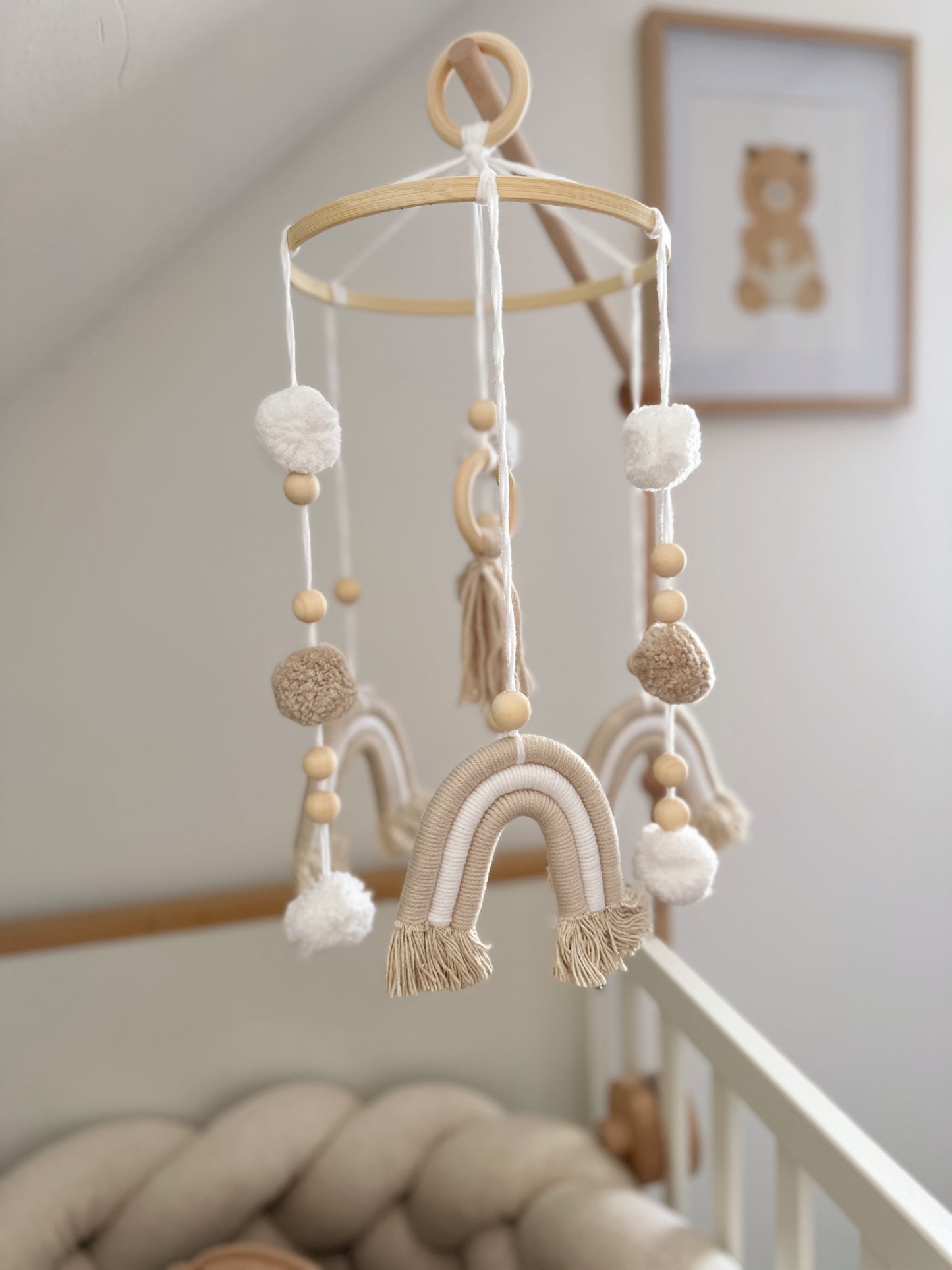 Babymobile mit Regenborgen in Bohoo style