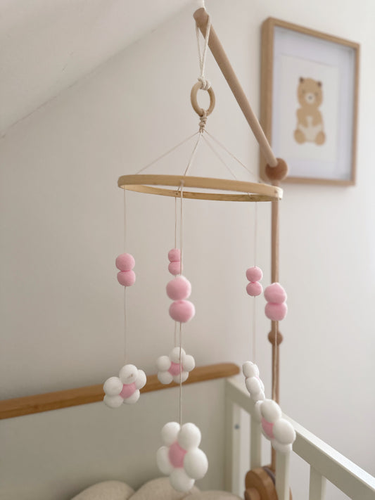 Babymobile mit Blumen in rosa weiß