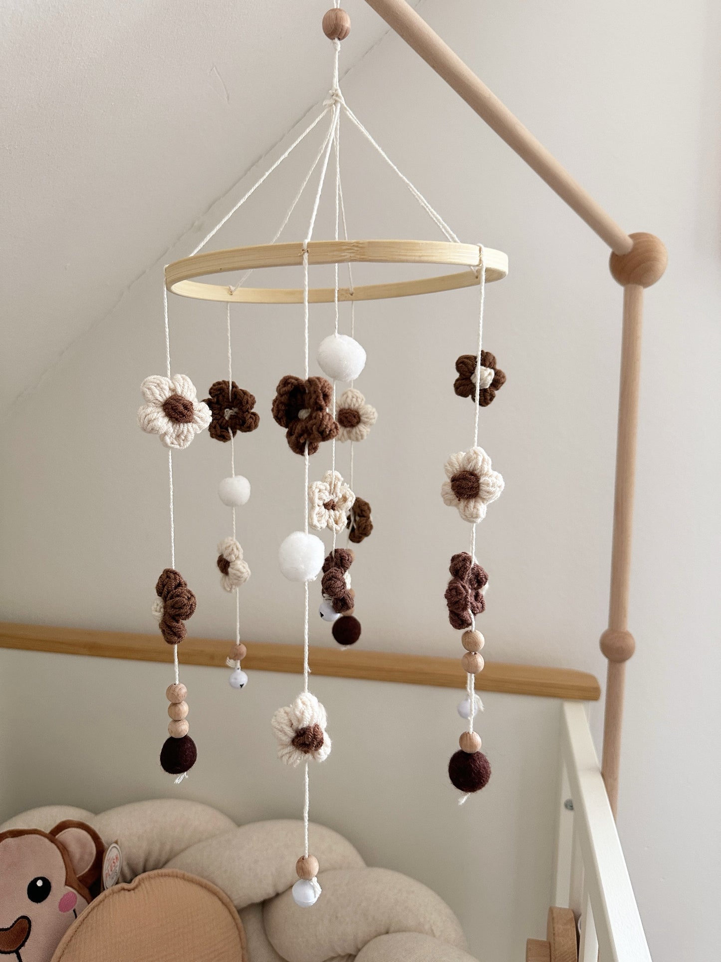 Babymobile mit Blumen in Naturtönen