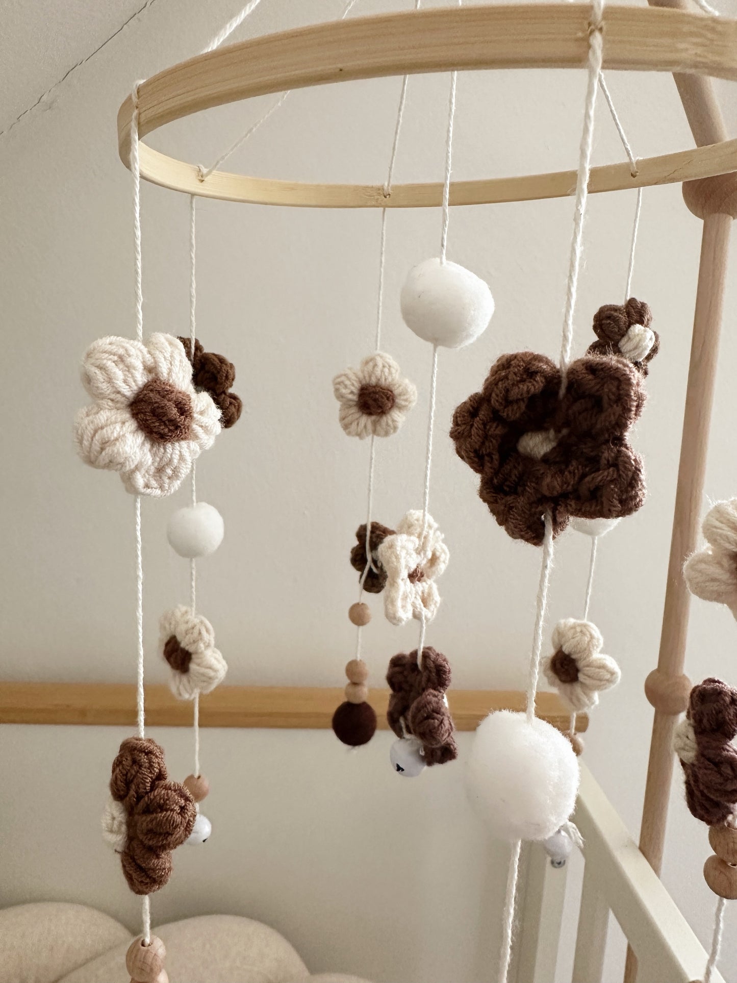 Babymobile mit Blumen in Naturtönen