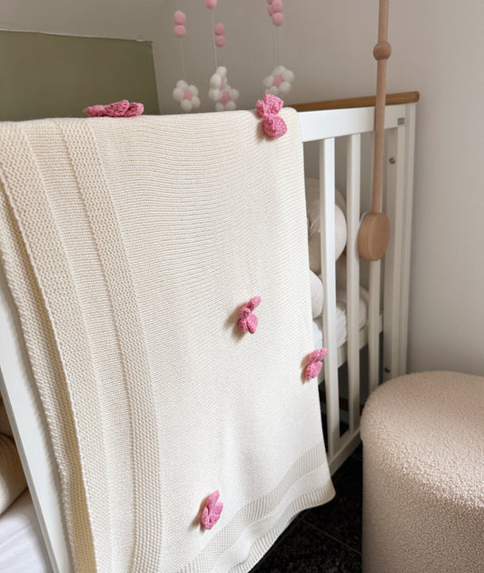 Babydecke aus Kammwolle in Beige mit rosa pinken Schleifen