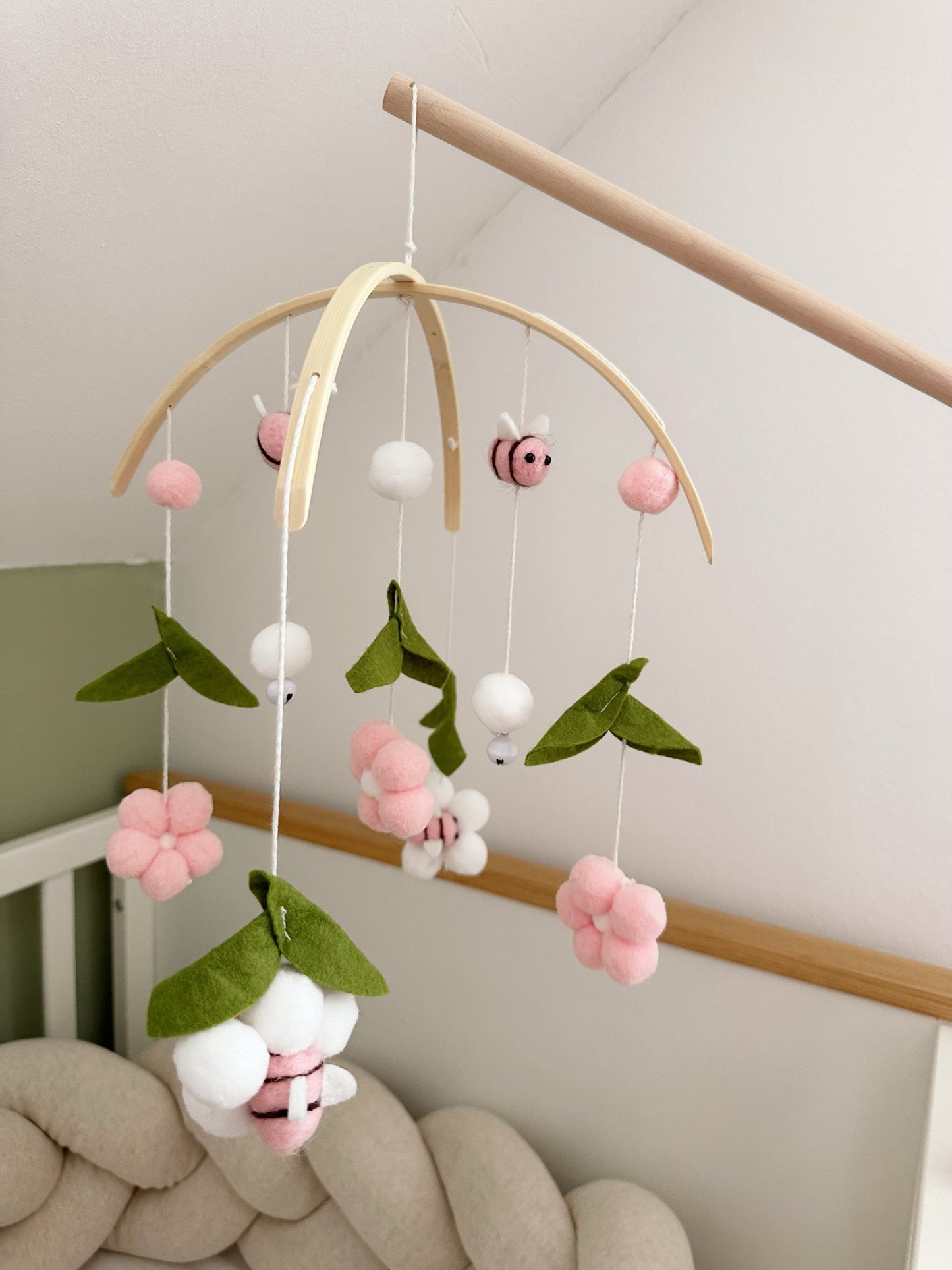 Babymobile mit Bienen in rosa