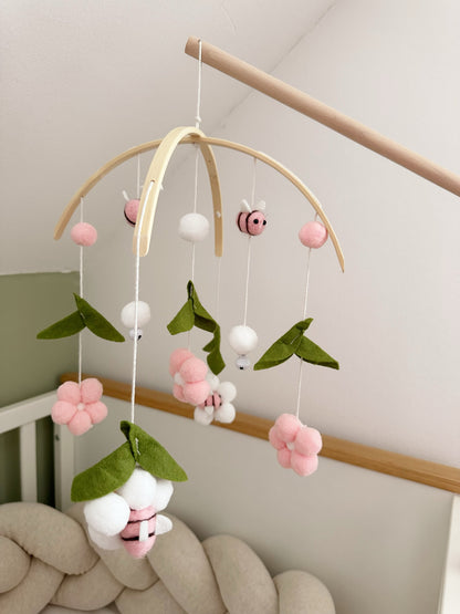 Babymobile mit Bienen in rosa