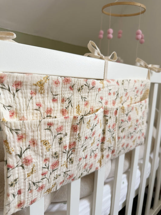 Babybett Organizer mit rosa Blumen