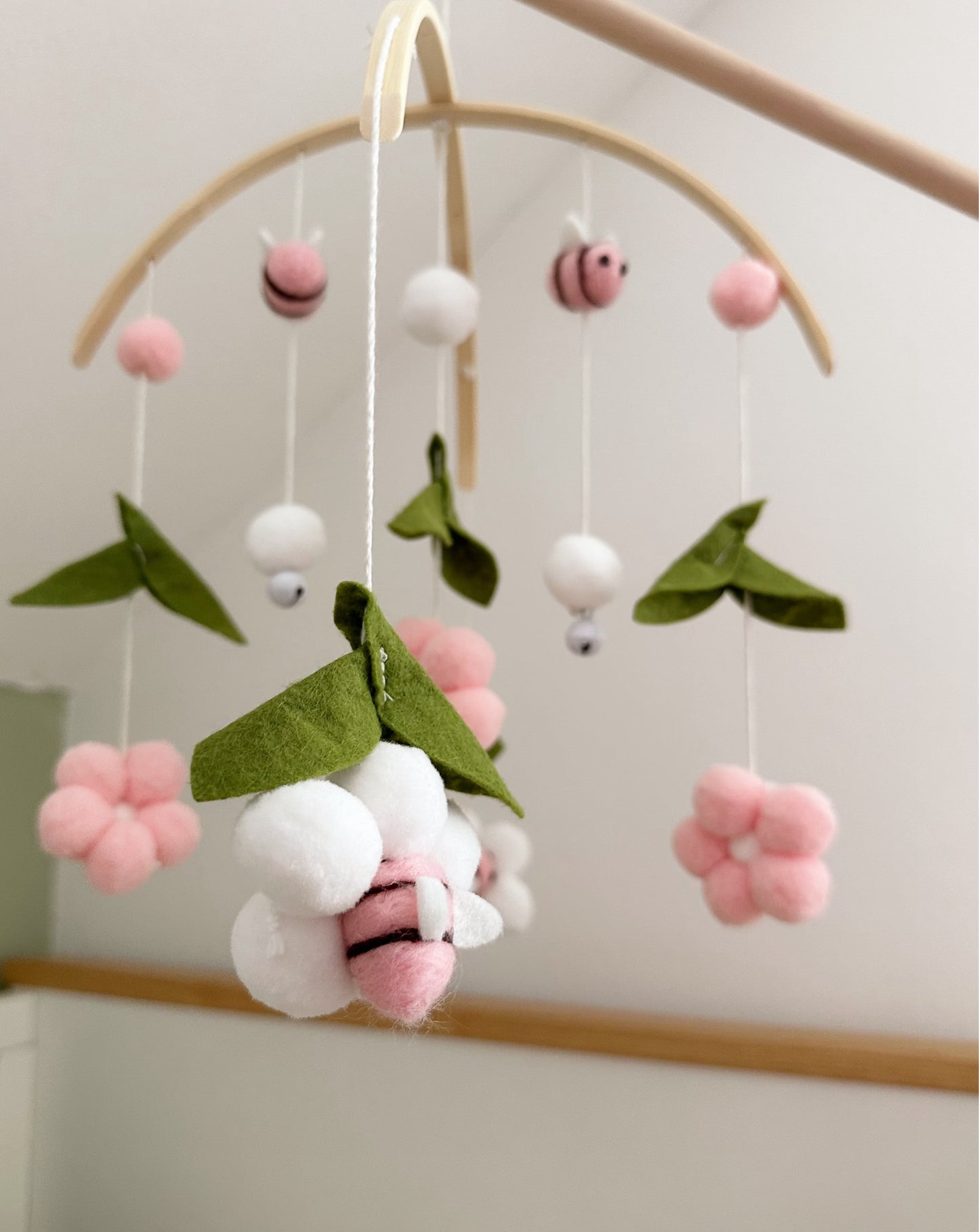 Babymobile mit Bienen in rosa