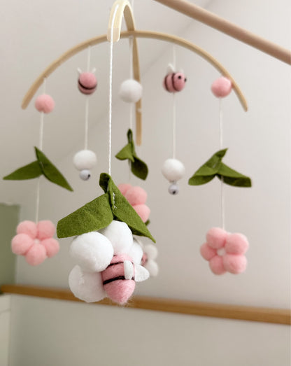 Babymobile mit Bienen in rosa